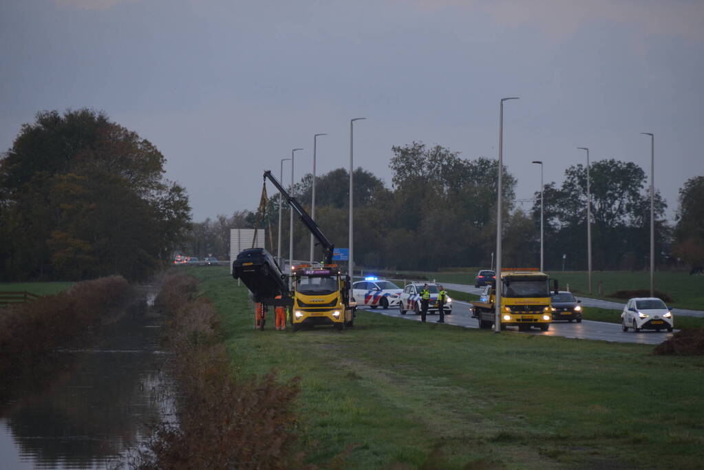 Auto belandt op de kop in Boksumer Soal