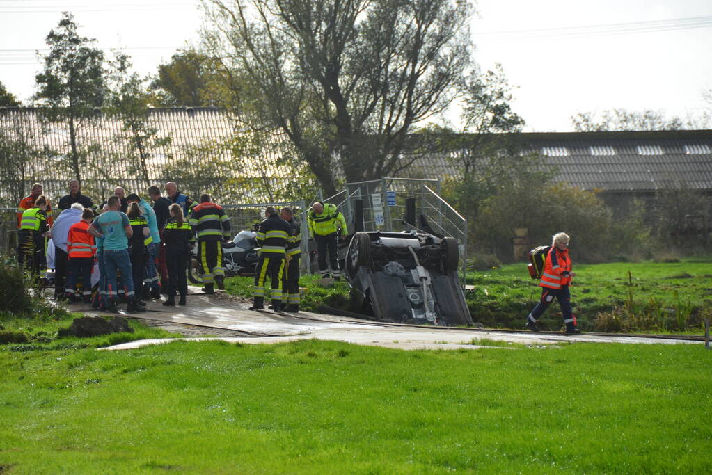 Auto belandt op de kop in greppel