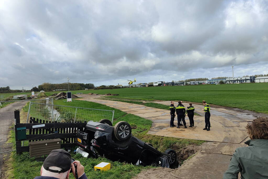 Auto belandt op de kop in greppel