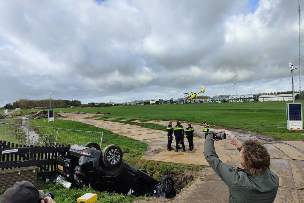 Auto belandt op de kop in greppel