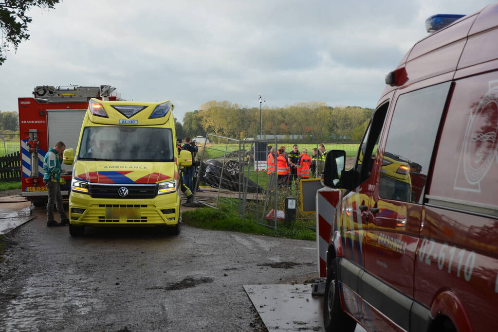 Auto belandt op de kop in greppel