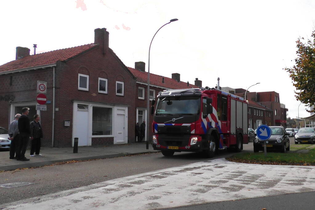 Gaslucht in woning, brandweer doet onderzoek