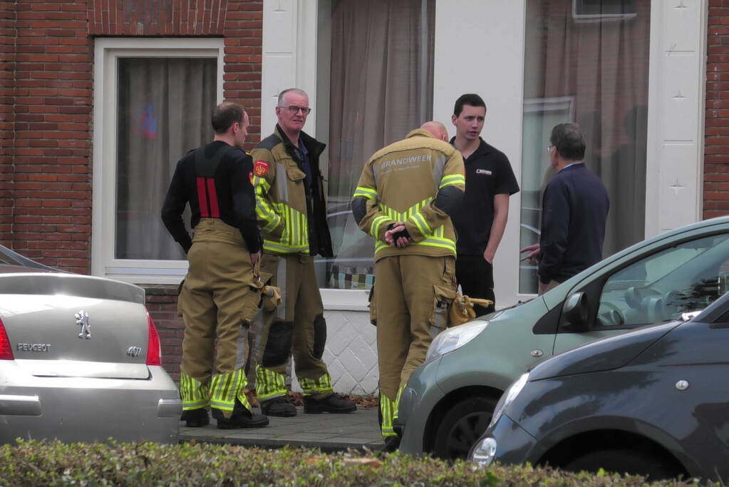 Gaslucht in woning, brandweer doet onderzoek