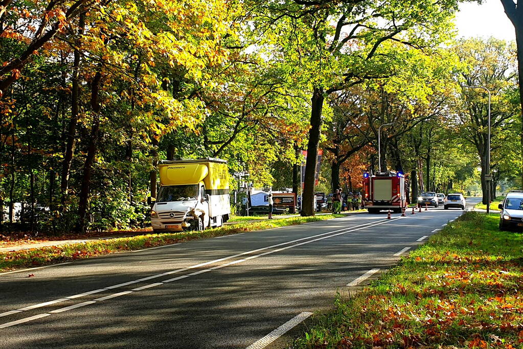 Flinke schade bij botsing tussen bestelbus en personenwagen