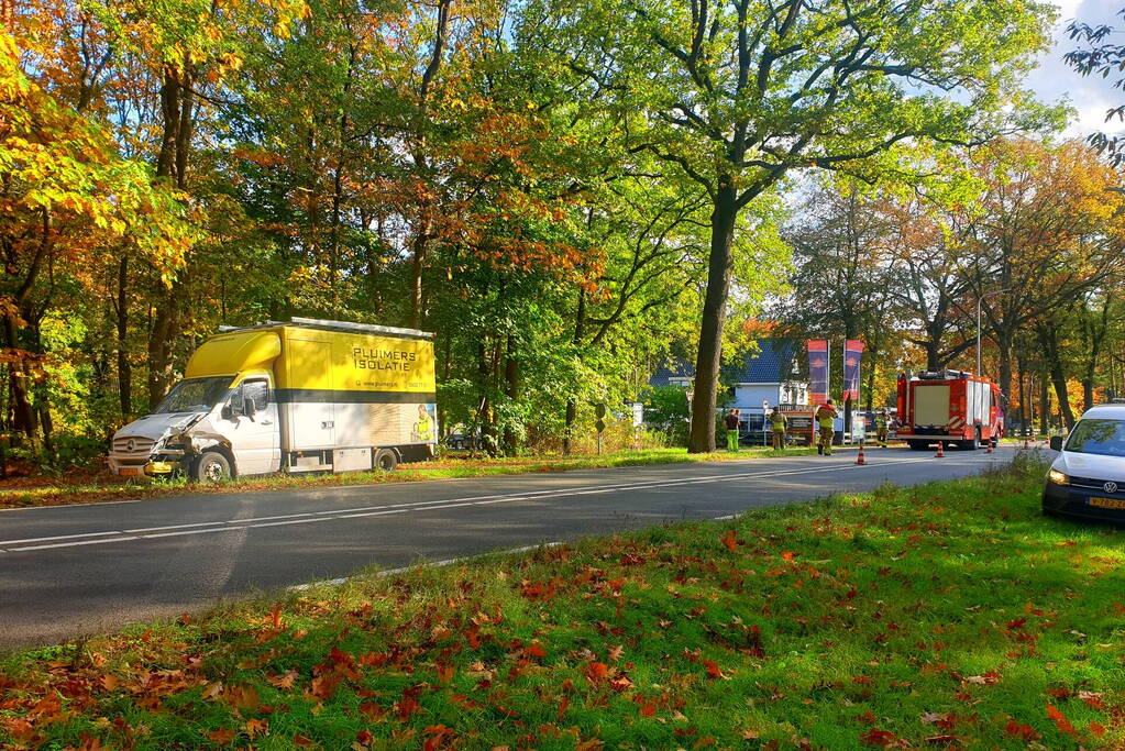 Flinke schade bij botsing tussen bestelbus en personenwagen