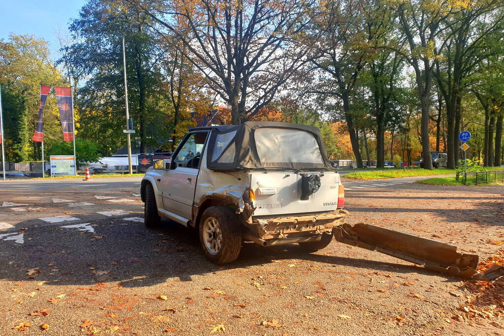 Flinke schade bij botsing tussen bestelbus en personenwagen