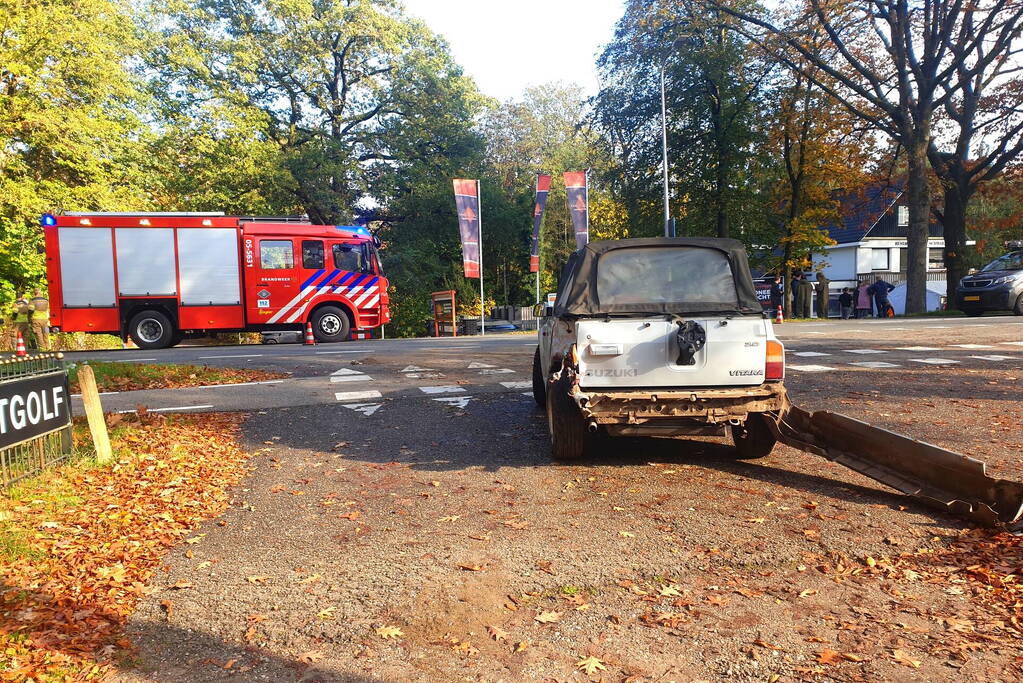 Flinke schade bij botsing tussen bestelbus en personenwagen