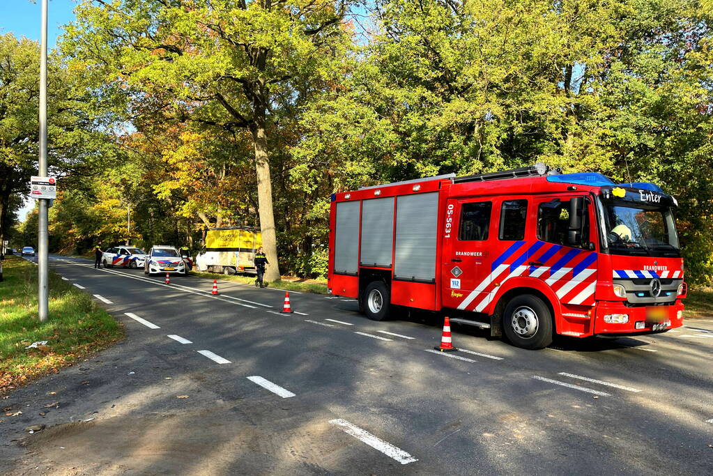 Flinke schade bij botsing tussen bestelbus en personenwagen