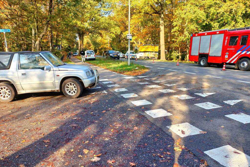 Flinke schade bij botsing tussen bestelbus en personenwagen