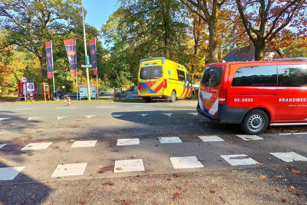 Flinke schade bij botsing tussen bestelbus en personenwagen