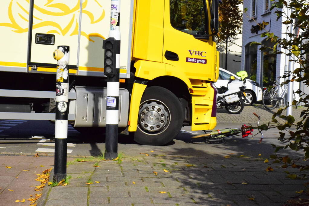 Fietser gewond bij aanrijding met vrachtwagen