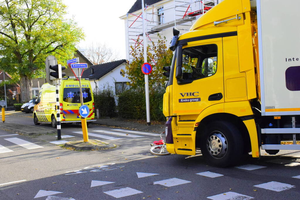 Fietser gewond bij aanrijding met vrachtwagen
