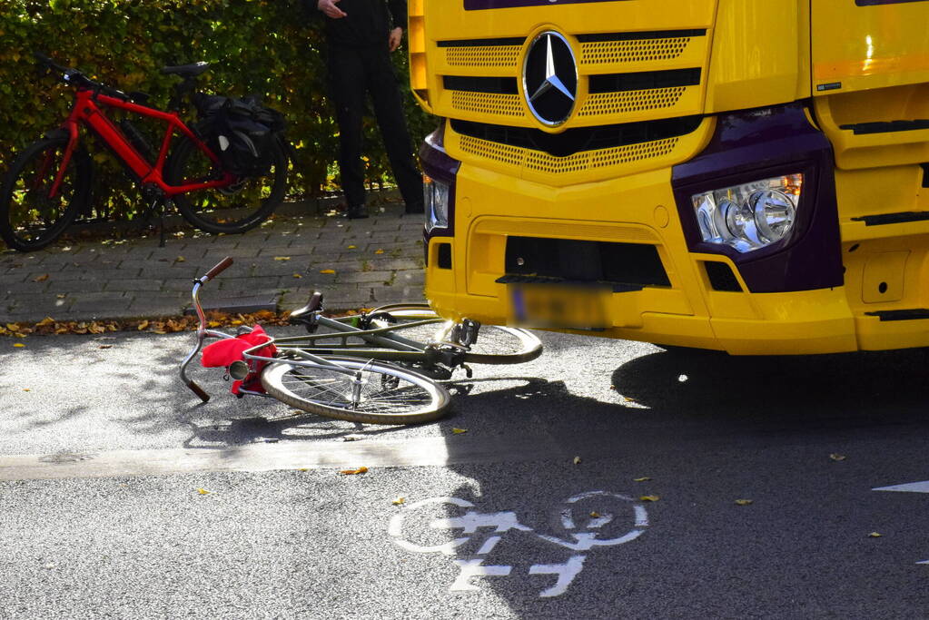 Fietser gewond bij aanrijding met vrachtwagen