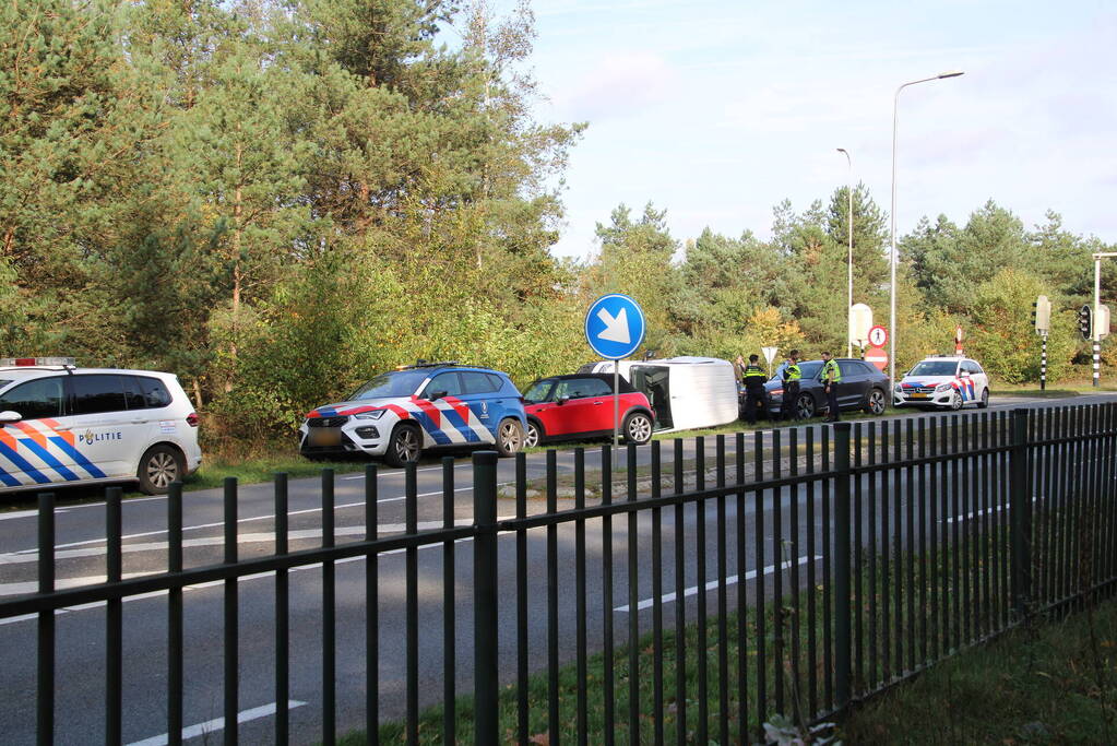 Bestelbus op zijn kant na ongeval