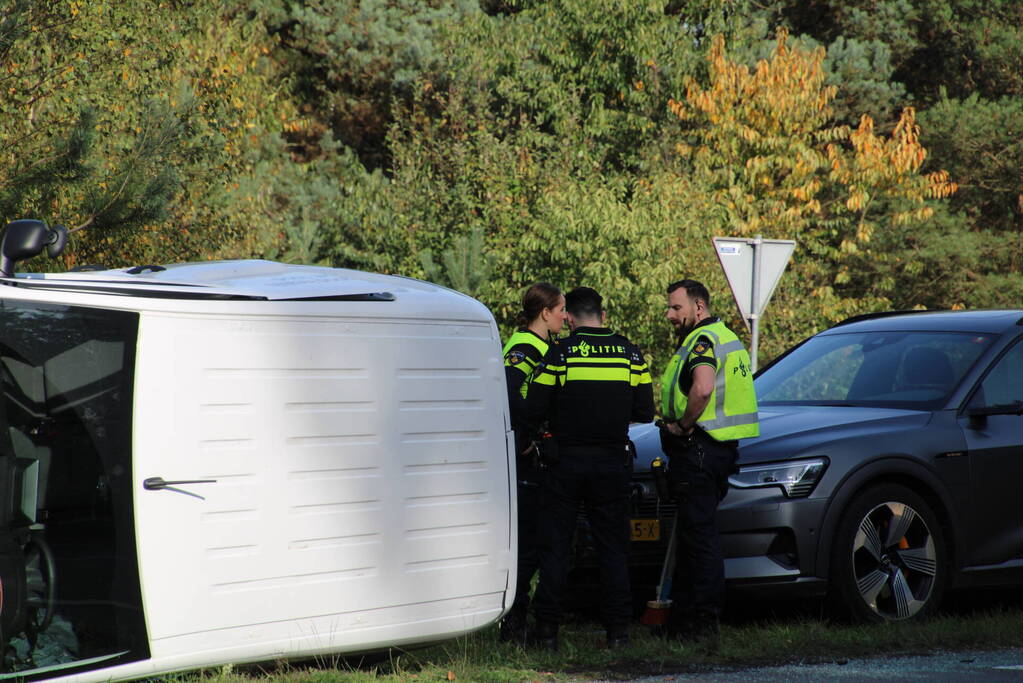 Bestelbus op zijn kant na ongeval
