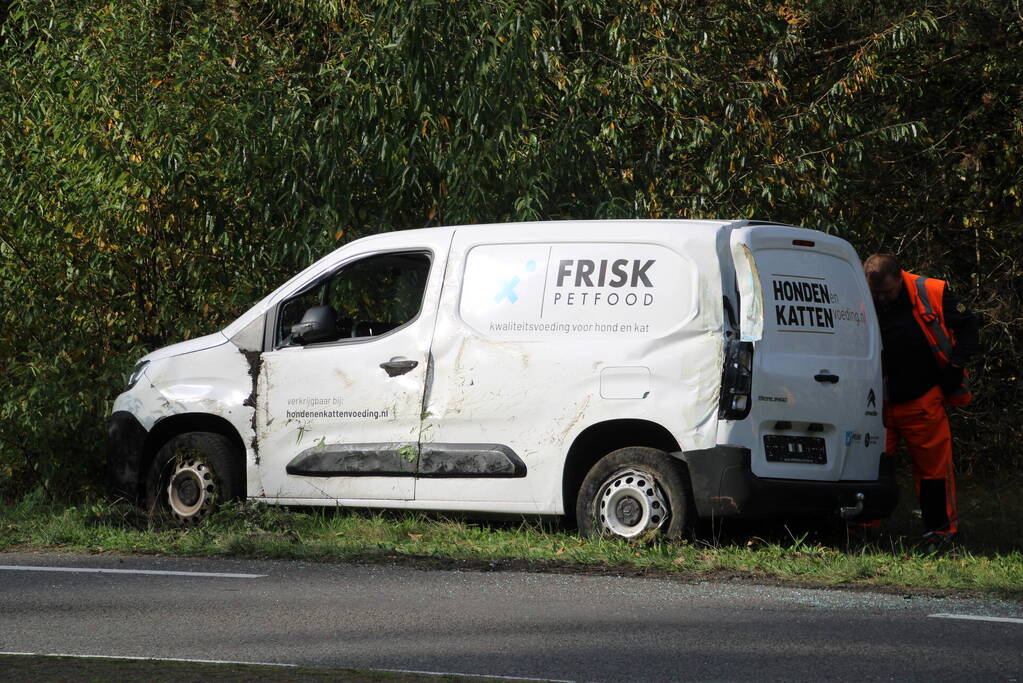 Bestelbus op zijn kant na ongeval