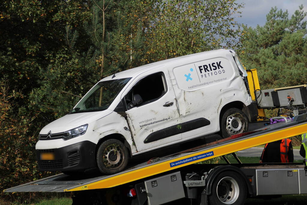 Bestelbus op zijn kant na ongeval
