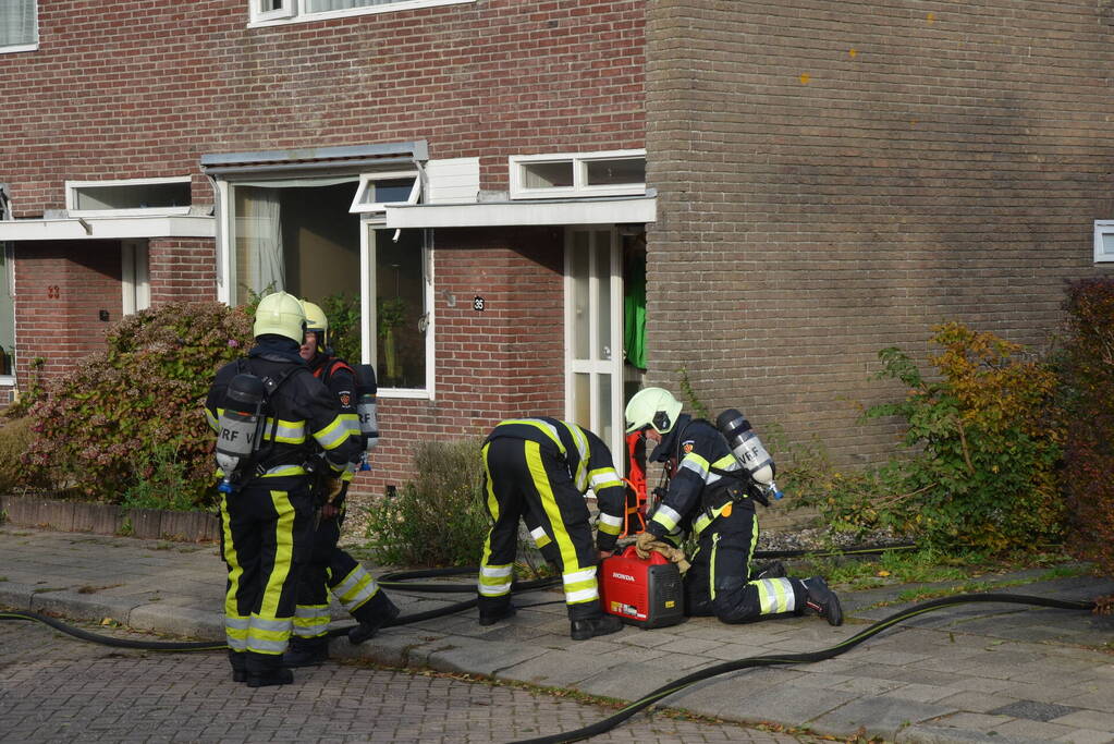 Brandweer blust brand in keuken