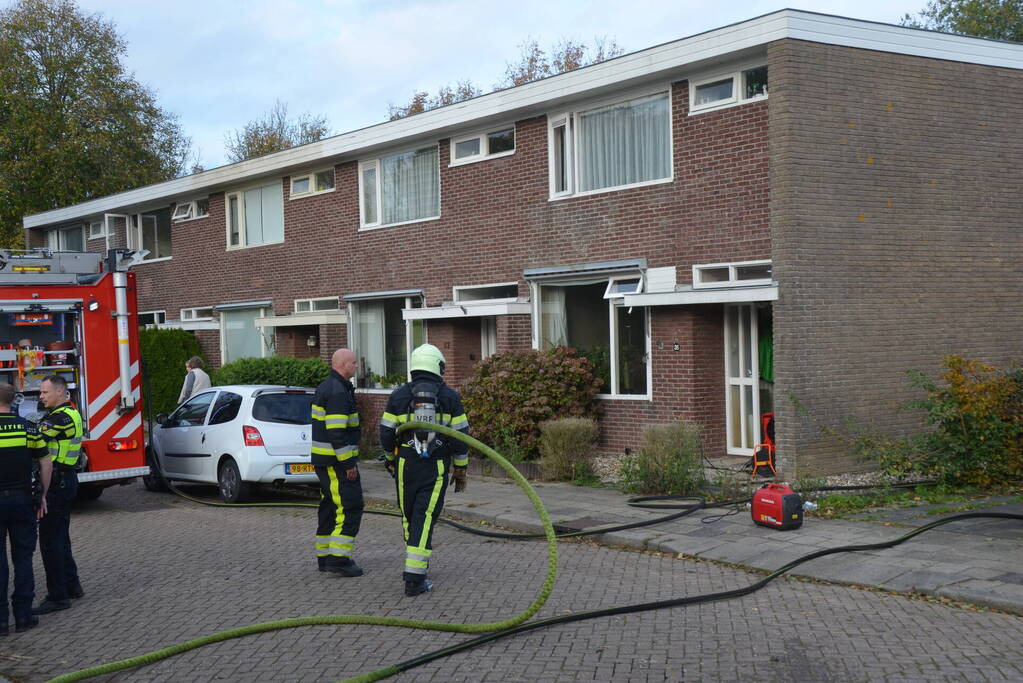 Brandweer blust brand in keuken