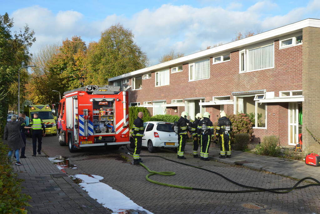 Brandweer blust brand in keuken