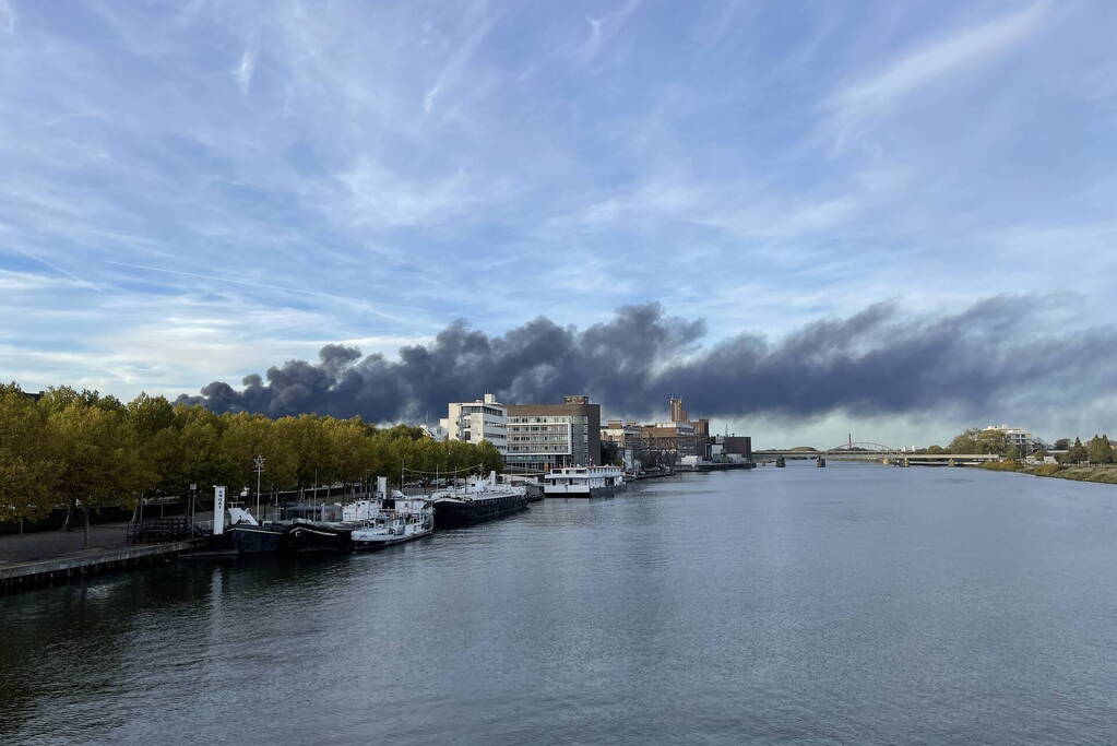 Grote brand in België zorgt voor rookwolken boven Maastricht