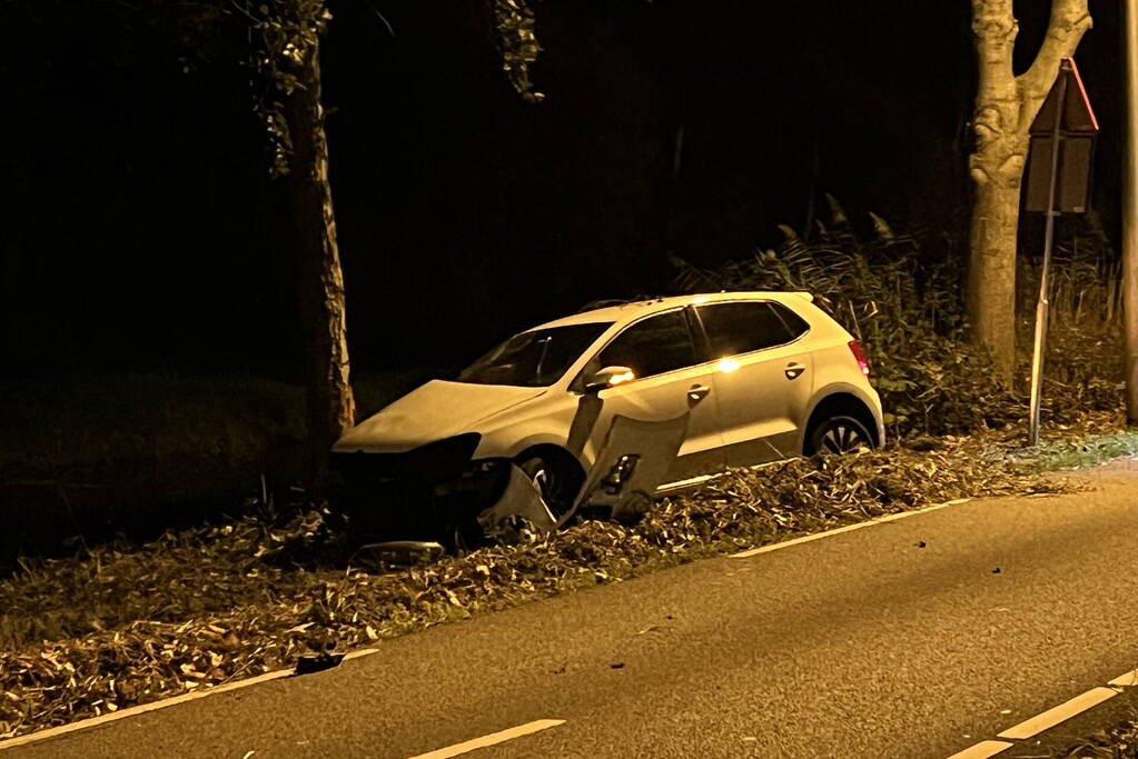 Automobilist vliegt uit de bocht en knalt tegen boom