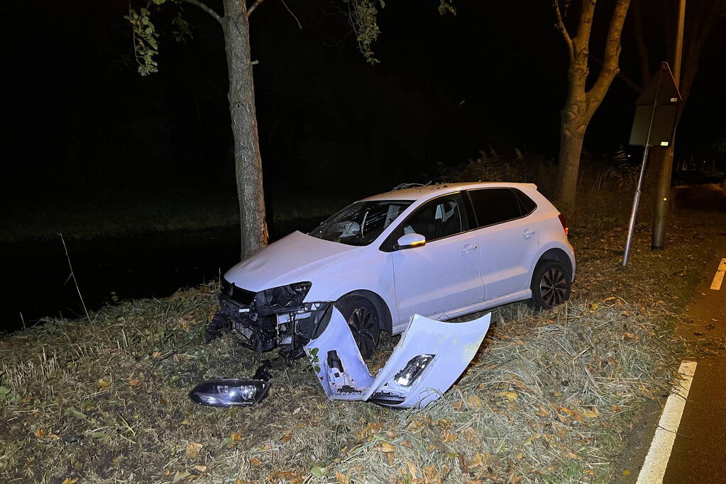 Automobilist vliegt uit de bocht en knalt tegen boom