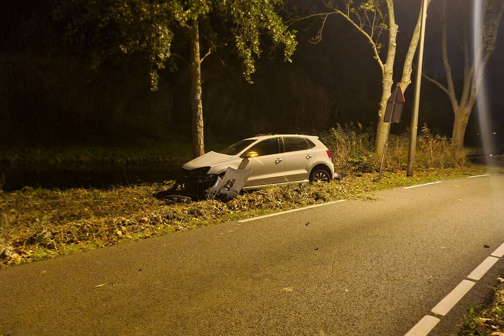 Automobilist vliegt uit de bocht en knalt tegen boom