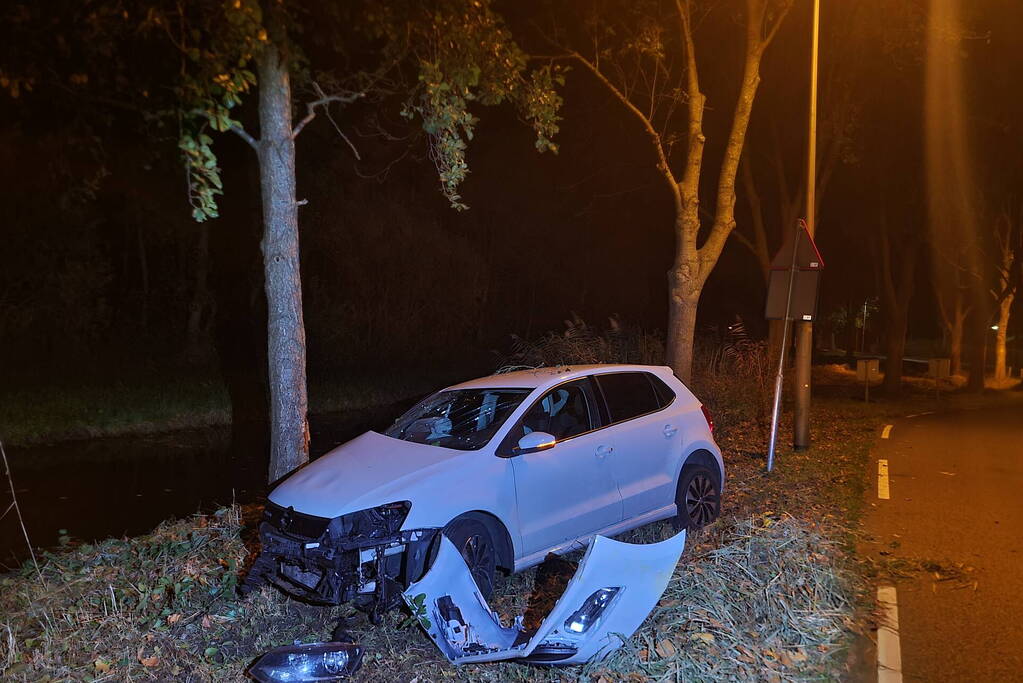 Automobilist vliegt uit de bocht en knalt tegen boom