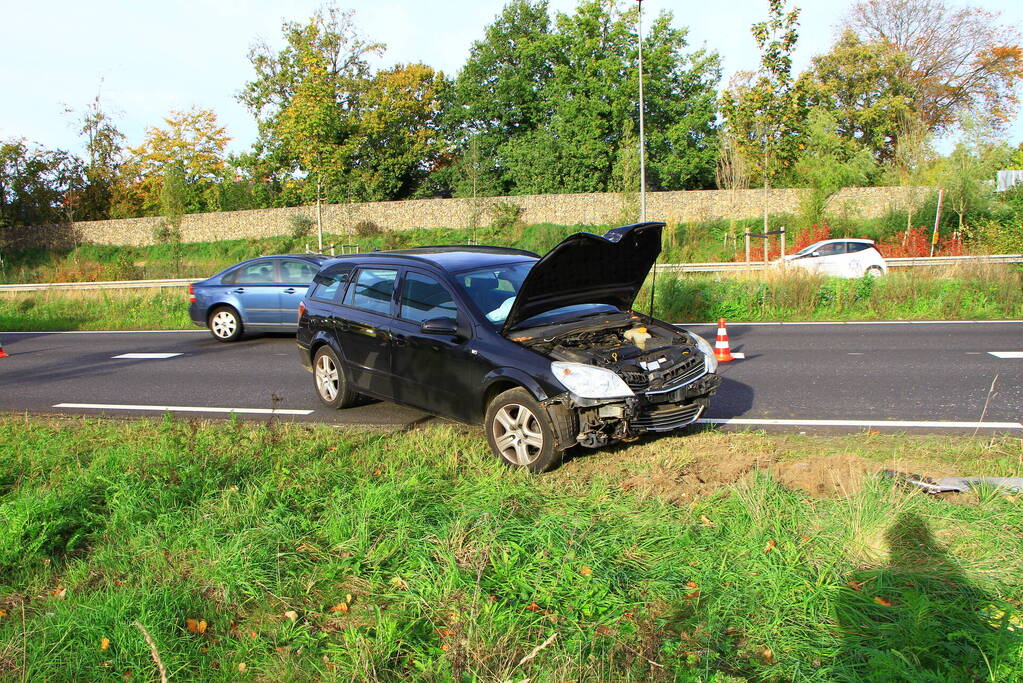 Bestuurster rijdt lantaarnpaal omver