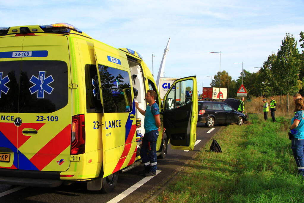 Bestuurster rijdt lantaarnpaal omver