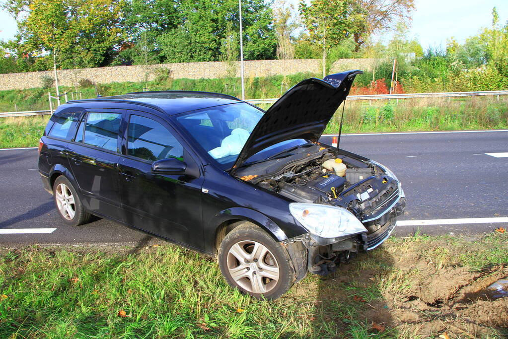 Bestuurster rijdt lantaarnpaal omver