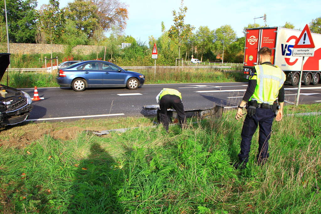 Bestuurster rijdt lantaarnpaal omver