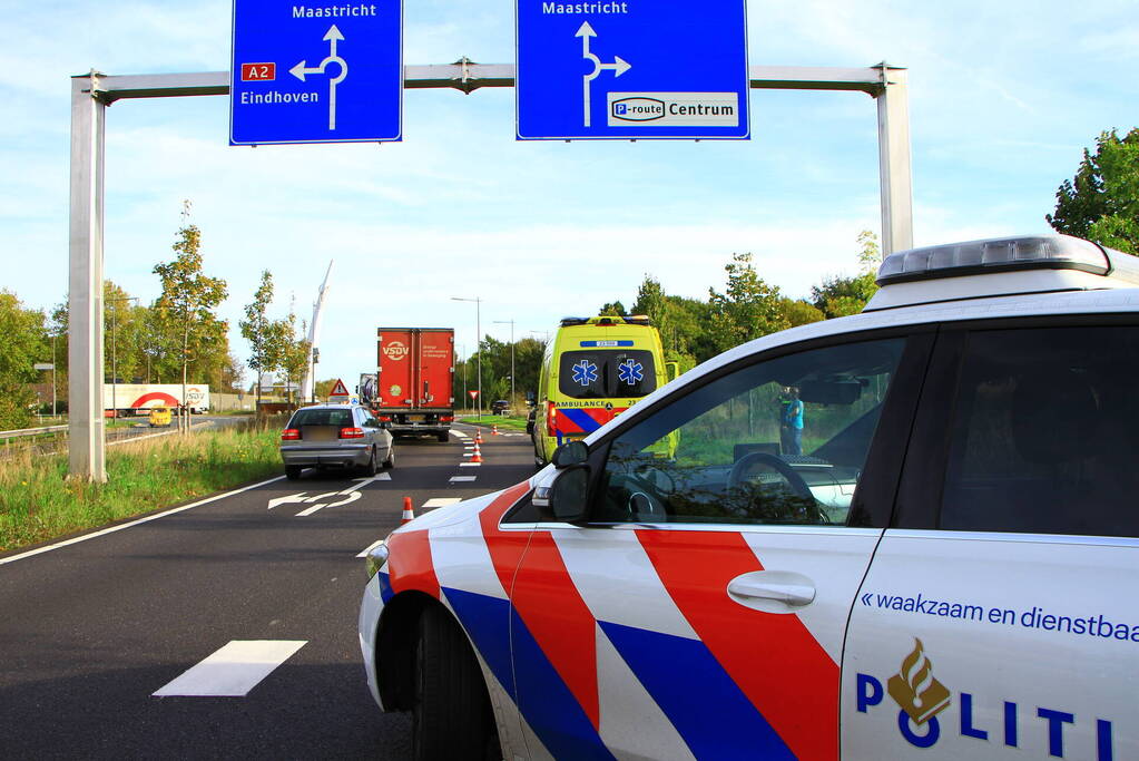 Bestuurster rijdt lantaarnpaal omver