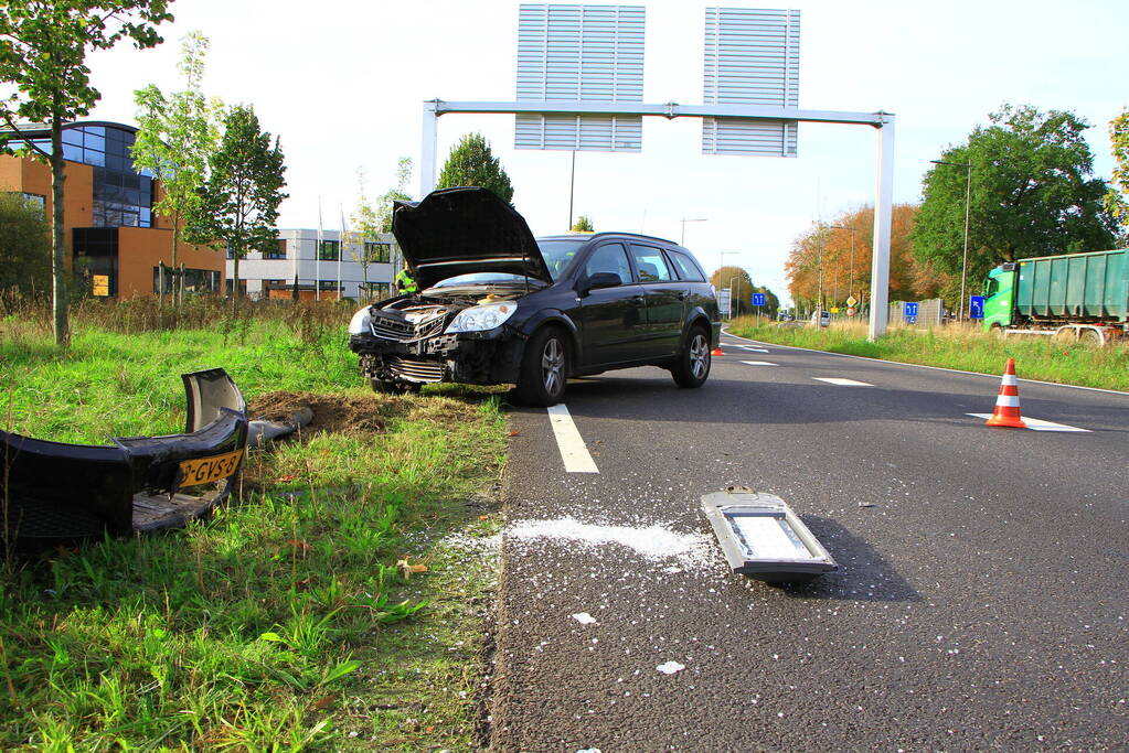 Bestuurster rijdt lantaarnpaal omver