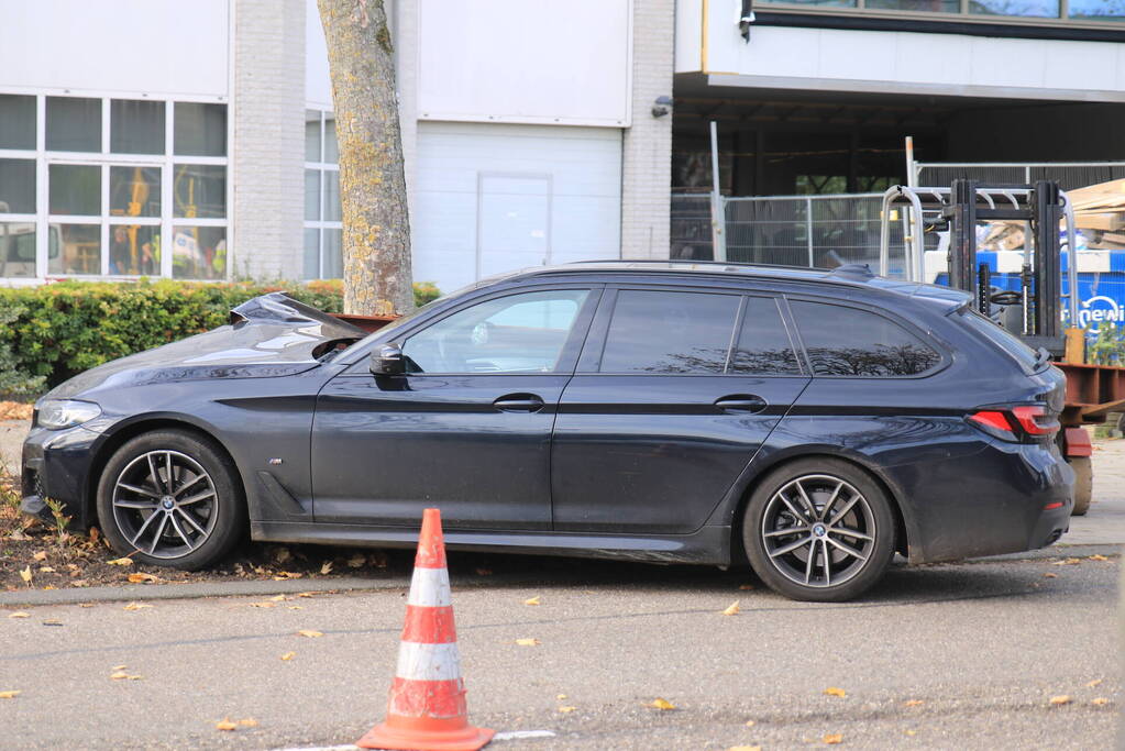 Auto opengereten bij botsing met stalen balk