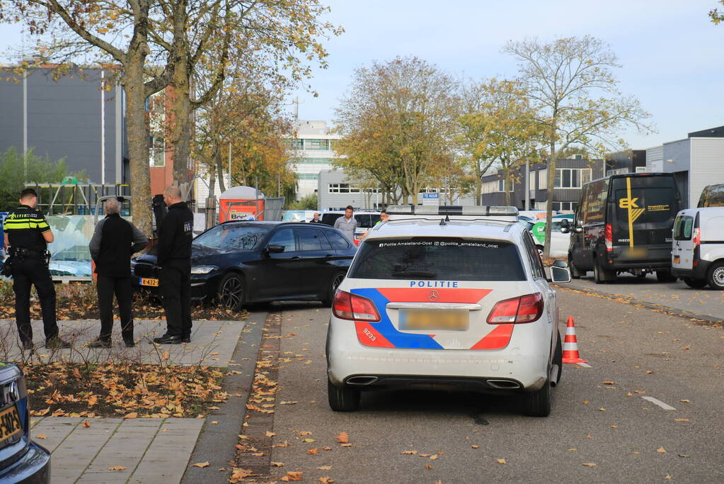Auto opengereten bij botsing met stalen balk