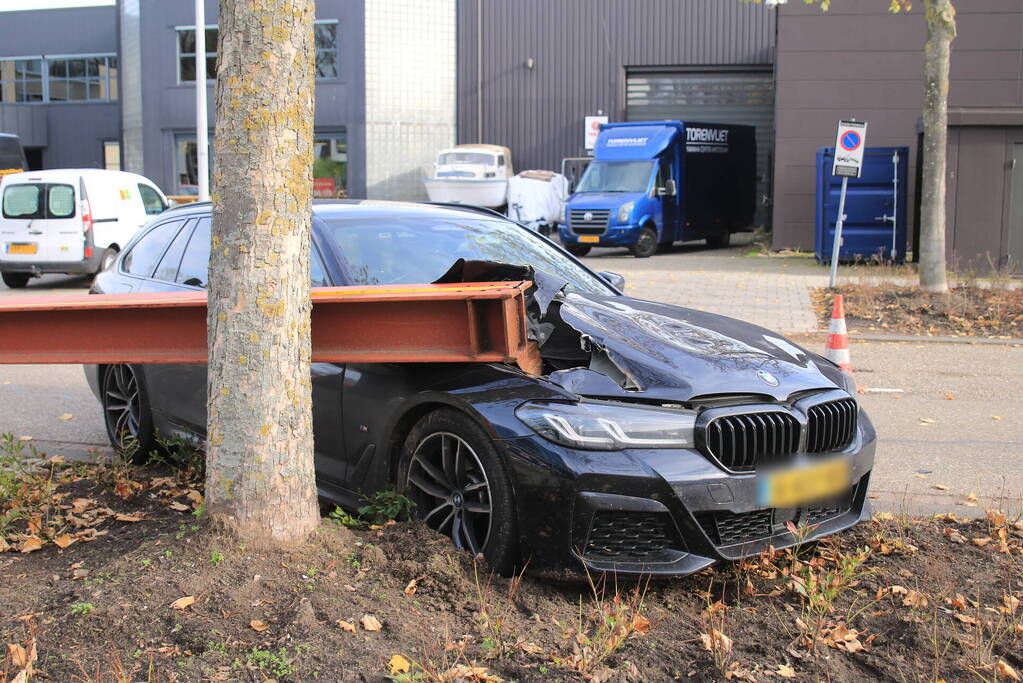 Auto opengereten bij botsing met stalen balk