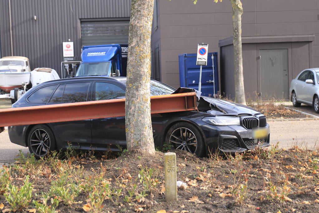 Auto opengereten bij botsing met stalen balk