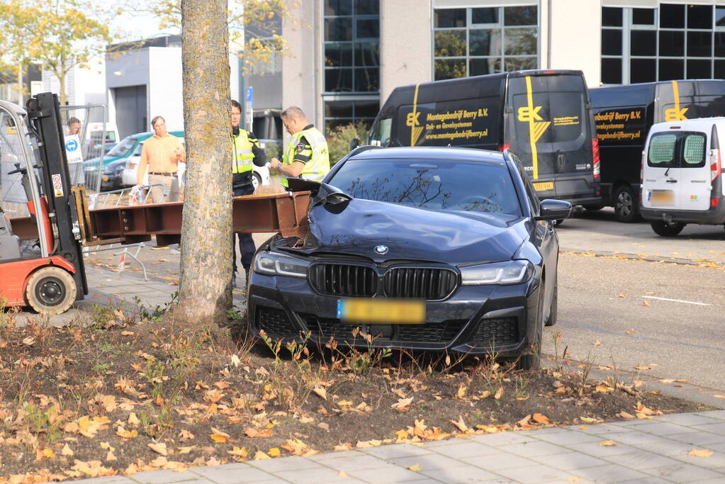 Auto opengereten bij botsing met stalen balk