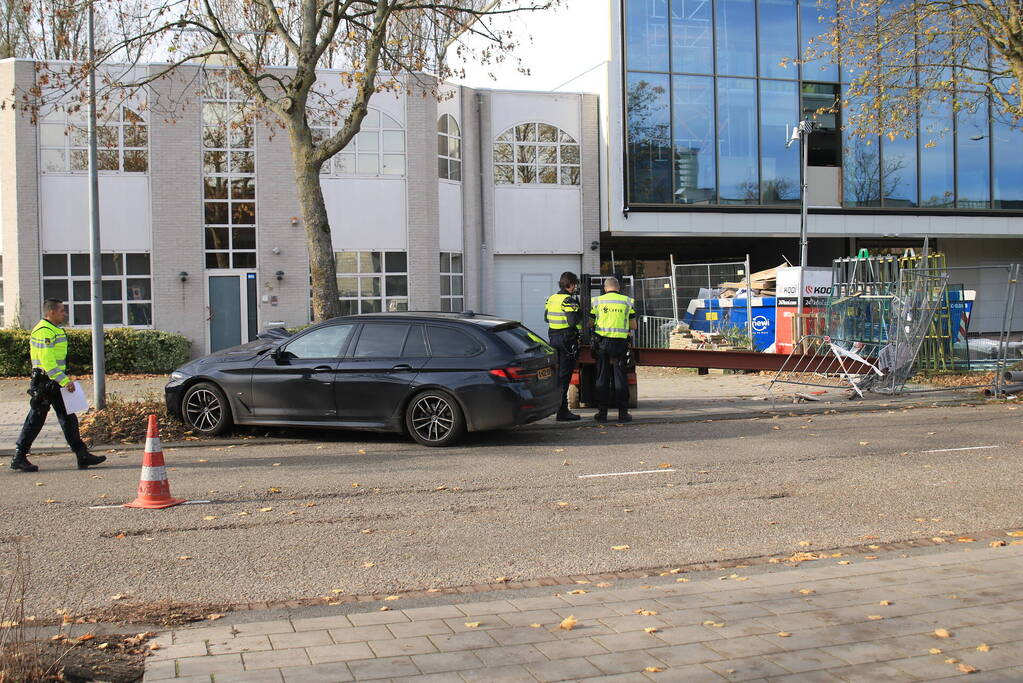 Auto opengereten bij botsing met stalen balk