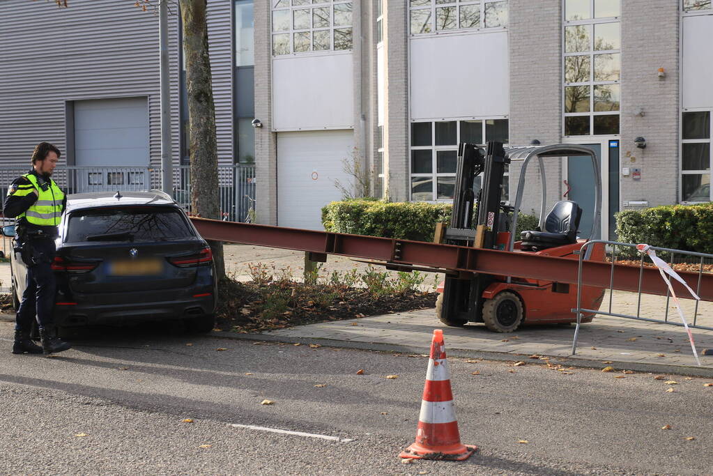 Auto opengereten bij botsing met stalen balk