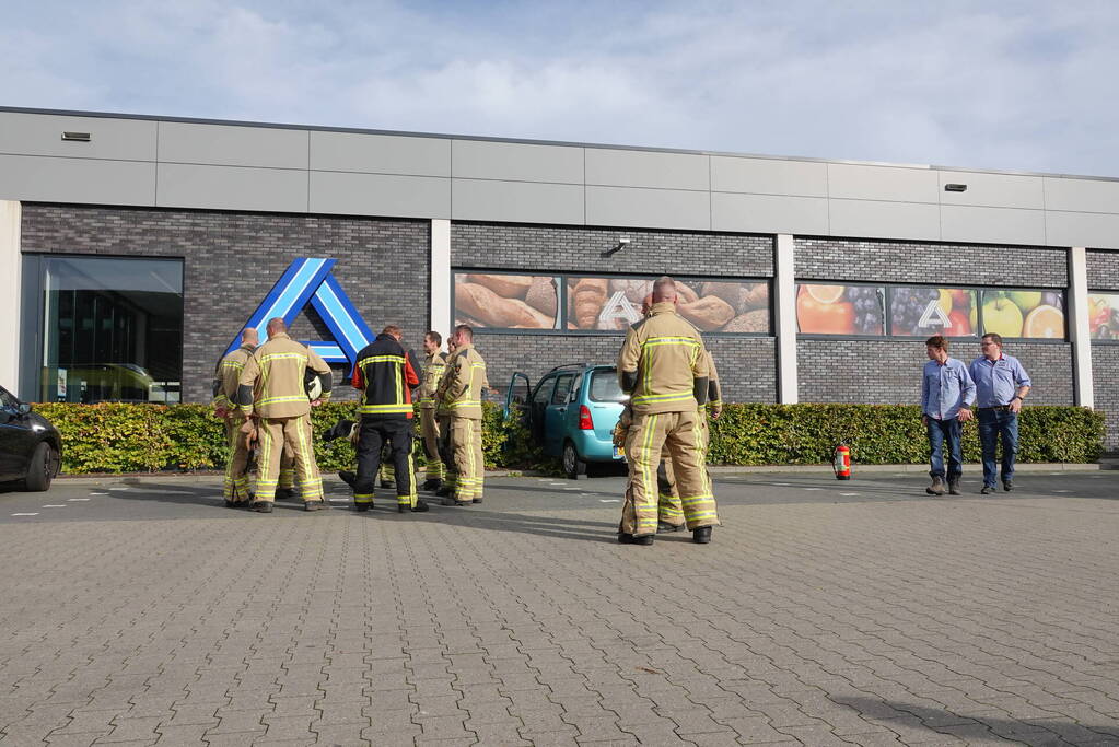 Automobilist eindigt tegen Aldi supermarkt