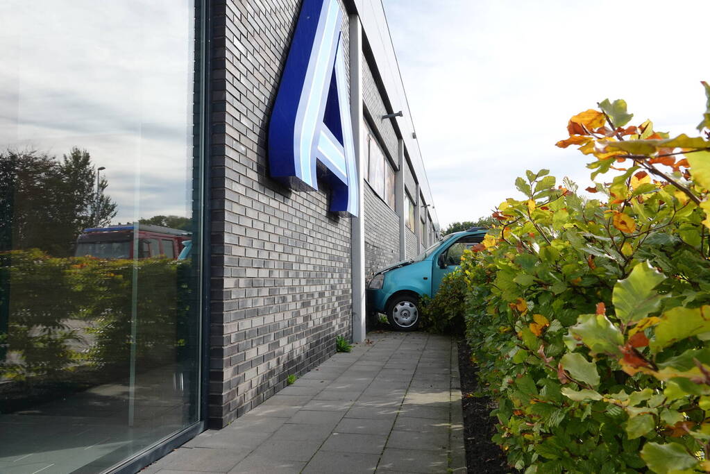 Automobilist eindigt tegen Aldi supermarkt