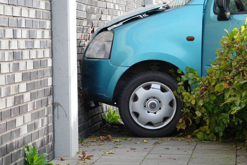 Automobilist eindigt tegen Aldi supermarkt
