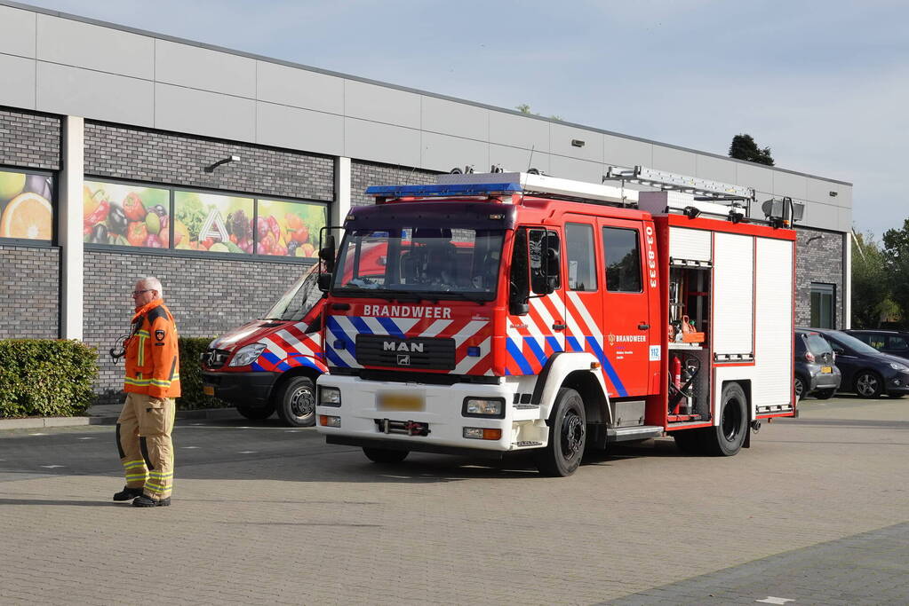 Automobilist eindigt tegen Aldi supermarkt