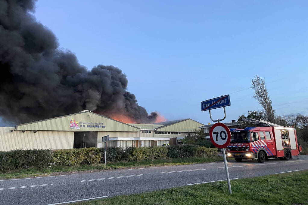 Enorme uitslaande brand bij bloembollenbedrijf