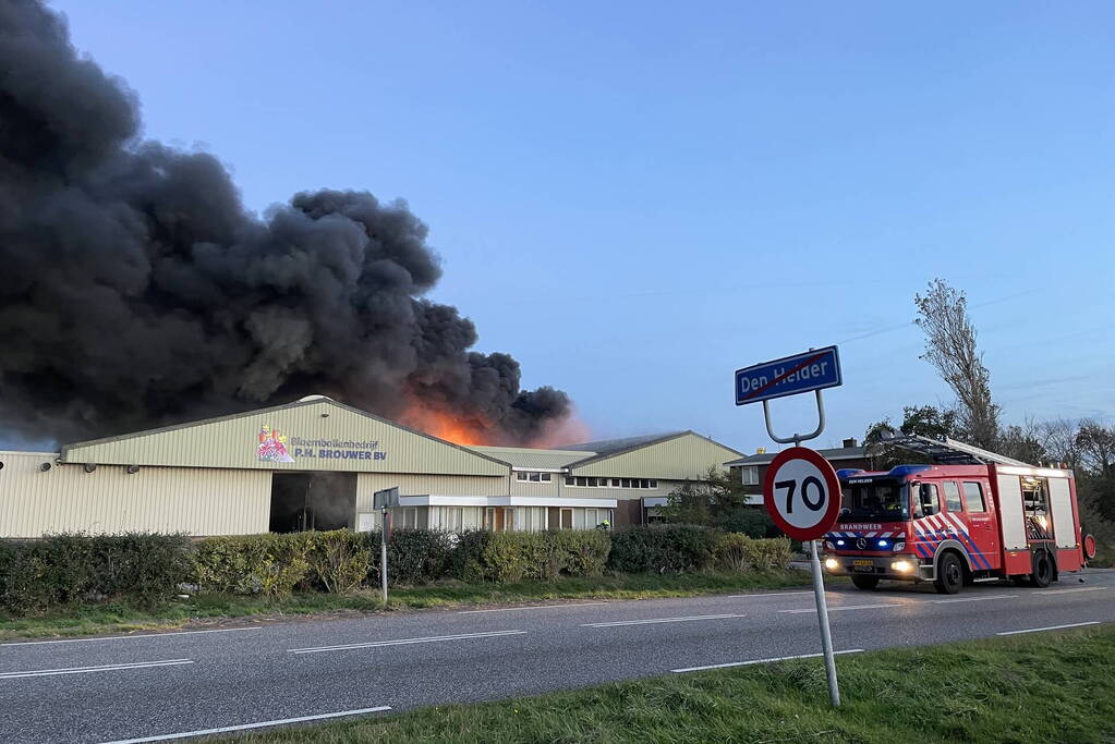 Enorme uitslaande brand bij bloembollenbedrijf