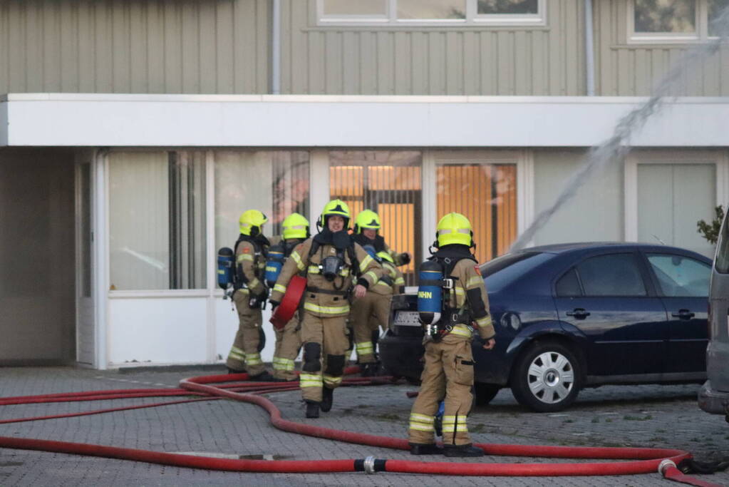 Enorme uitslaande brand bij bloembollenbedrijf