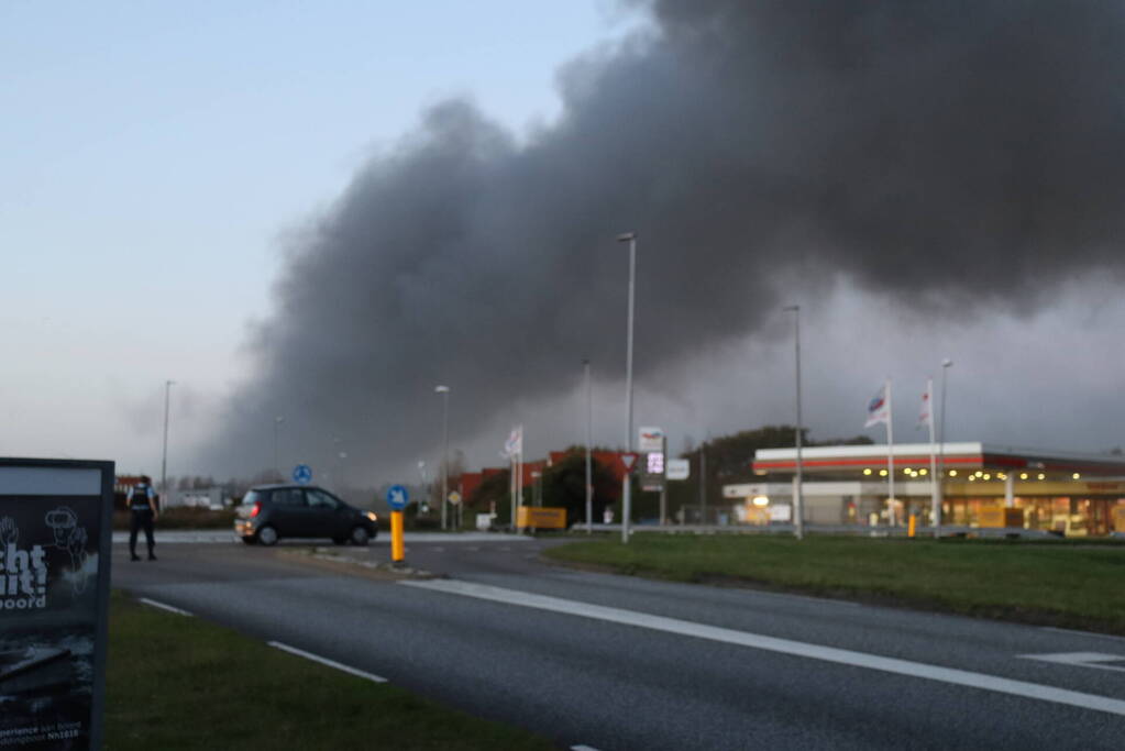 Enorme uitslaande brand bij bloembollenbedrijf